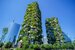 Vue de grands bâtiments verts avec des plantes de balcon en surplomb, tendances émergentes dans le concept de génie civil