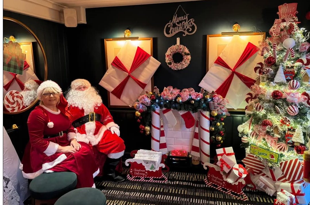 Santa jobs at M&B - santa and helper set up at a pub with decorations 