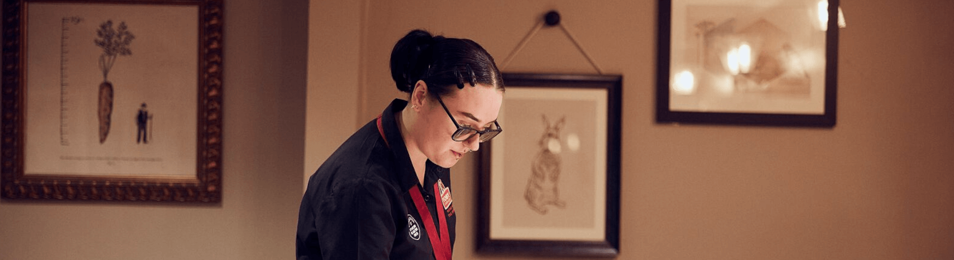 image of waitress setting up a table for guests at toby carvery 