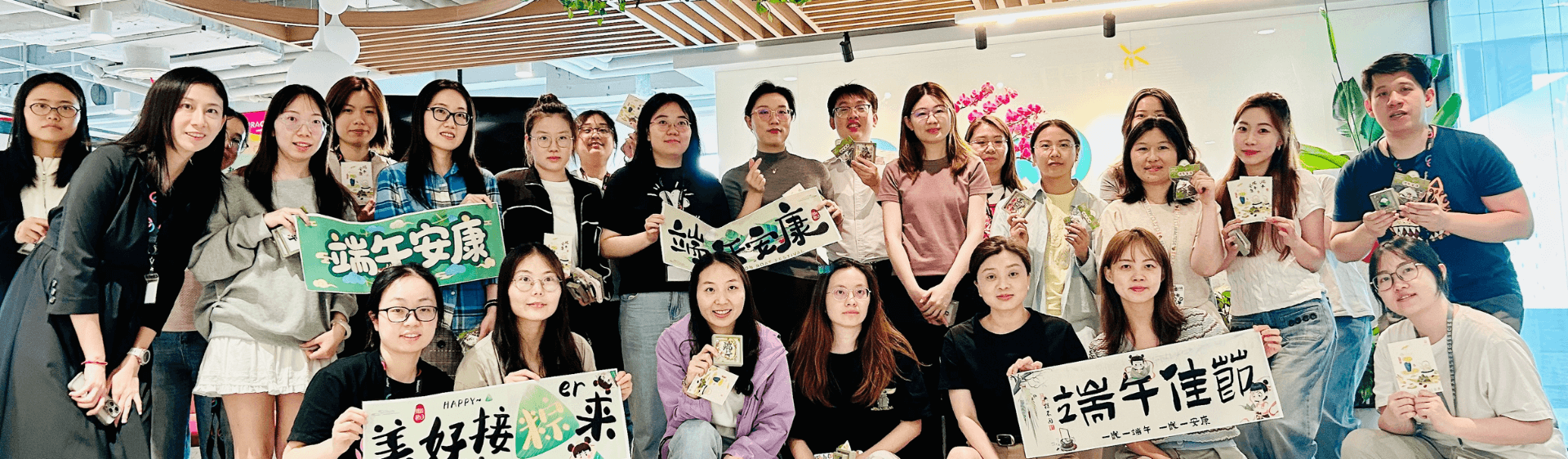 Group photo of Chinese people celebrating dragon festival