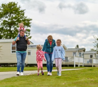 Image of family walking through Sunnydale Holiday Park