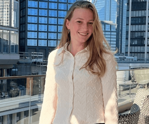 Paula Schröder hat im Sommer 2025 am Backstage-Praktikant*innenprogramm teilgenommen