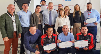 Un grupo de hombres y mujeres en una ceremonia de graduación