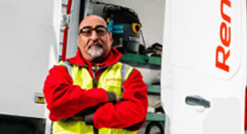 Technicien Initial Textile chargeant un camion de vêtements sur un quai de chargement