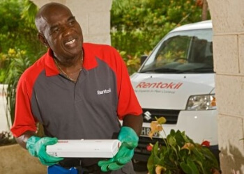 Pest technician holding RADAR unit