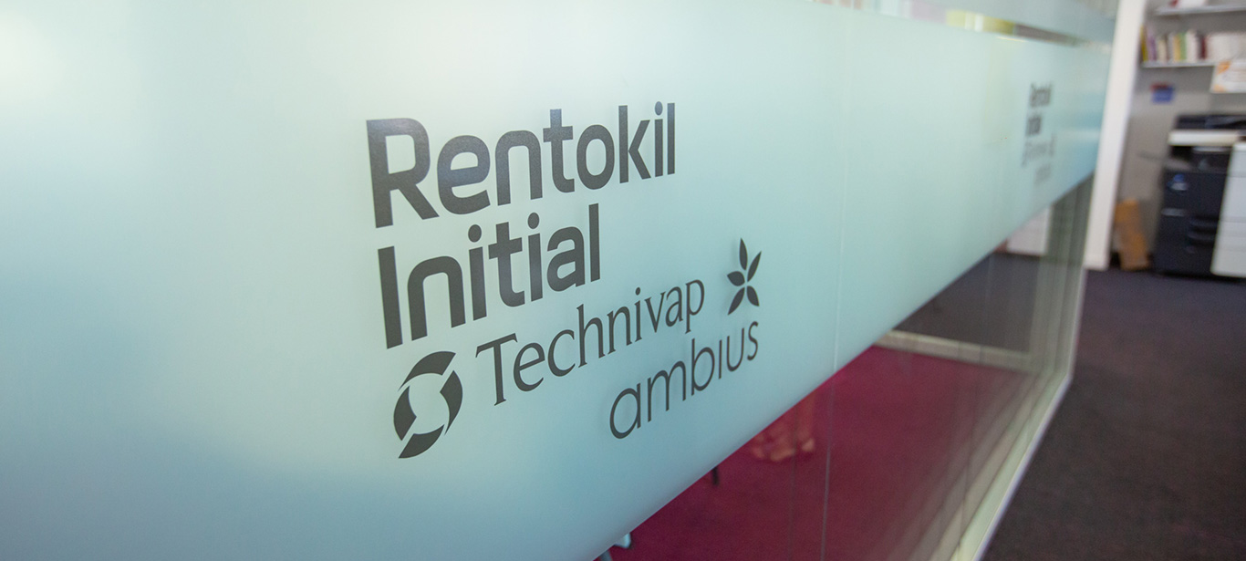 Logotypes de nos marques (Rentokil Initial, Technivap, Ambius) dans un bureau