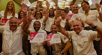 Empleados de Rentokil Initial celebrando con sus diplomas
