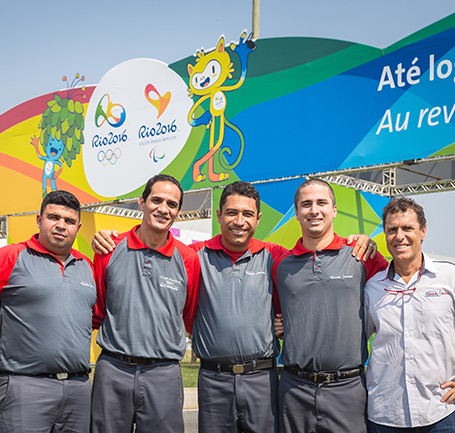 Técnicos de Rentokil abrazándose en el exterior de la sede de los Juegos Olímpicos de Río 2016.