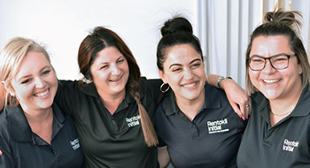 Cuatro empleadas de Rentokil Initial abrazadas y sonrientes