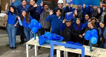 Empleados de Rentokil Initial celebrando el 120 aniversario de la creación de Initial en uno de nuestros almacenes
