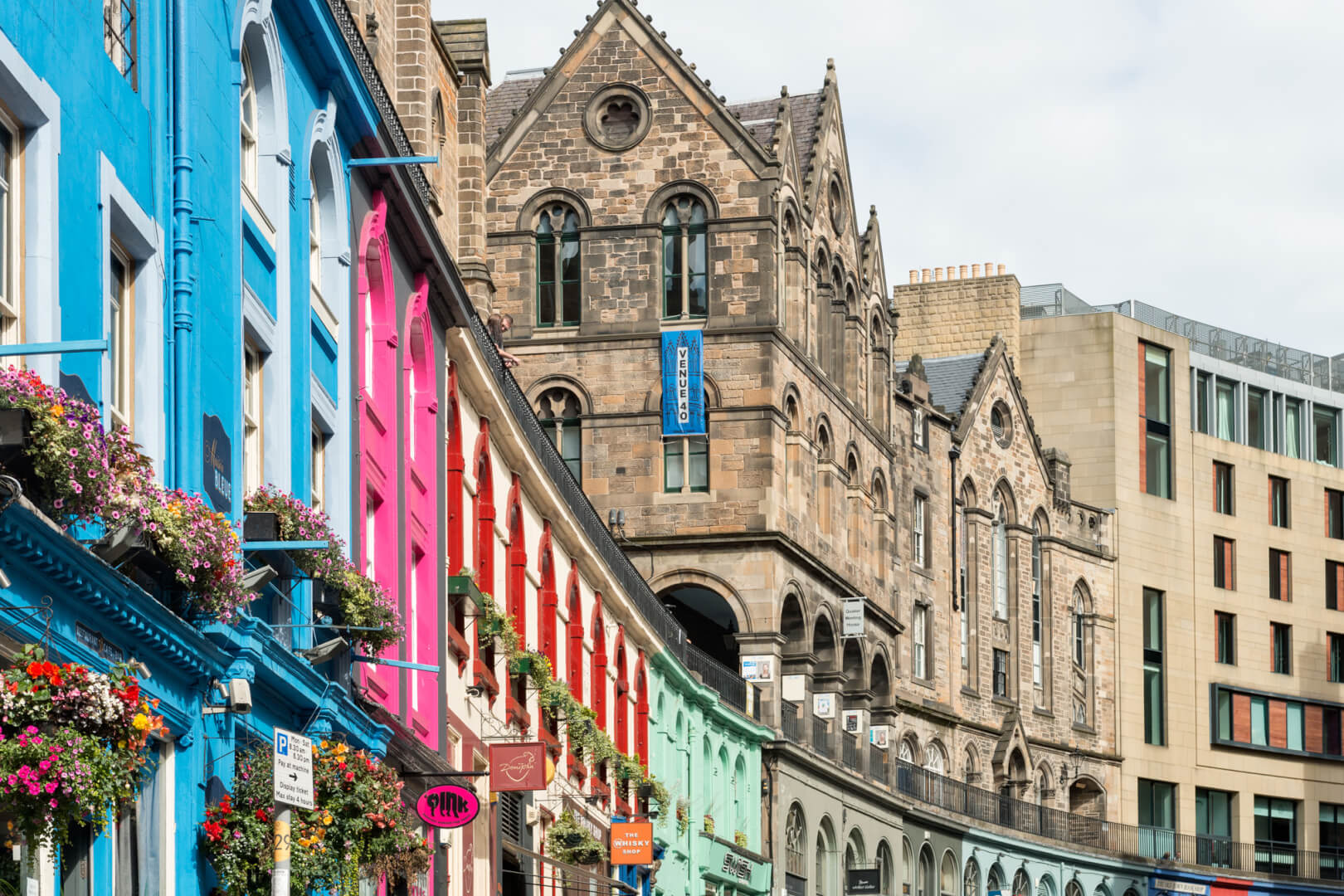 image of edinburgh town buildings 