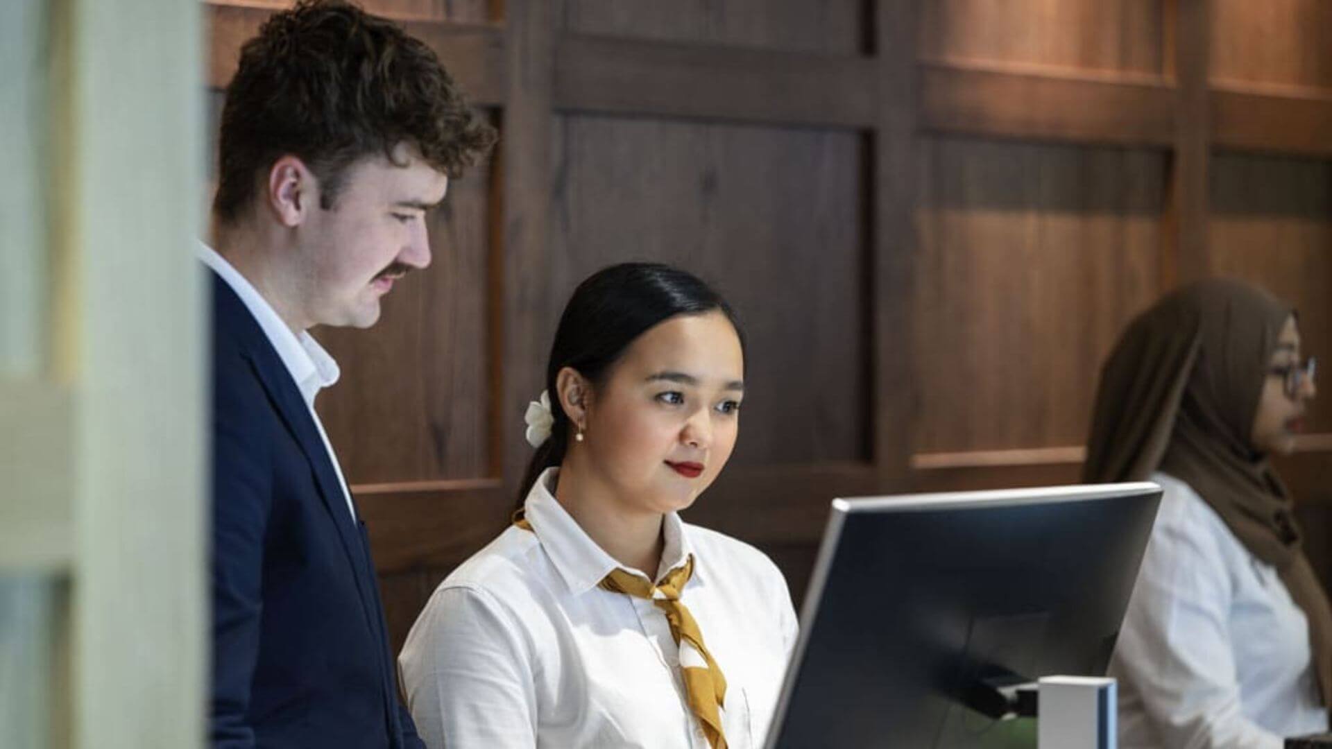 image of Hotel Manager at Accor helping a team member