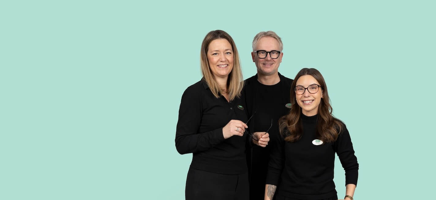 En smilende kvinne med solbriller som liker de mange karrieremulighetene i Specsavers.