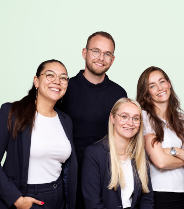 Fem morsomme mennesker som koser seg i hverandres selskap
