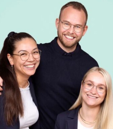 En gruppe mennesker som smiler og nyter hverandres selskap.