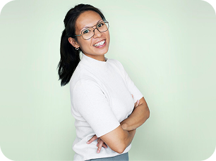 En glad optiker med briller, smiler til kameraet
