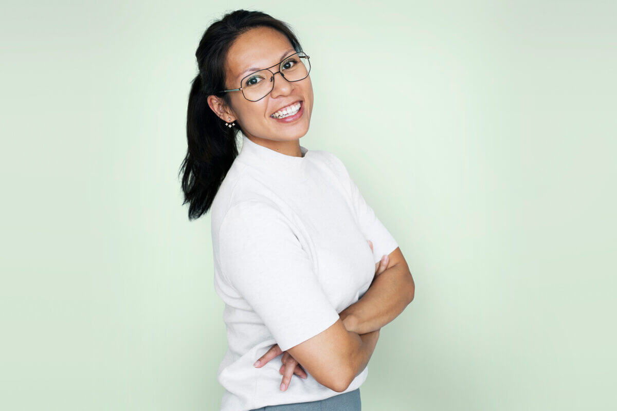 En glad optiker med briller, smiler til kameraet