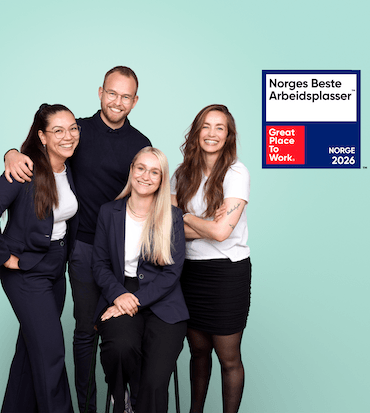 En gruppe mennesker som smiler og nyter hverandres selskap.