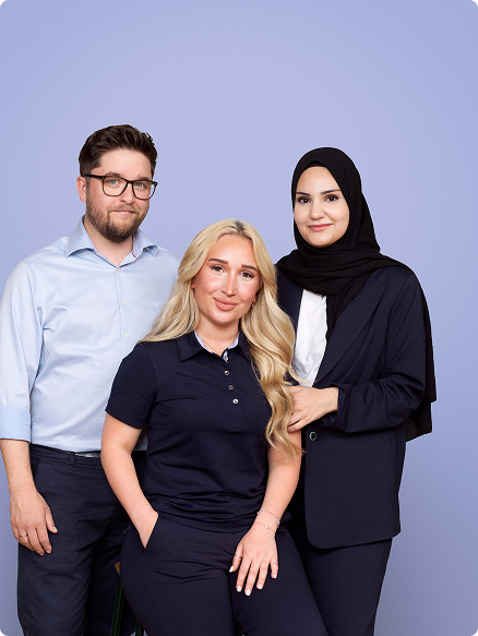 Twee collega's poseren in de winkel.