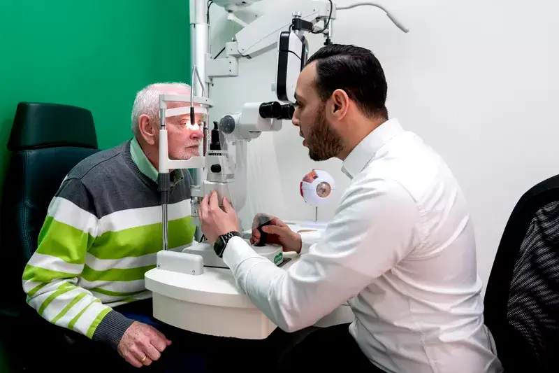 DE BEELDREDAKTIE / SANDER KONING T.B.V. SPECSAVERS AMERSFOORT D.D. 18.04.2023 OPTICIEN ABDEL DARKAOUI EN KLANT WIM TENGNAGEL