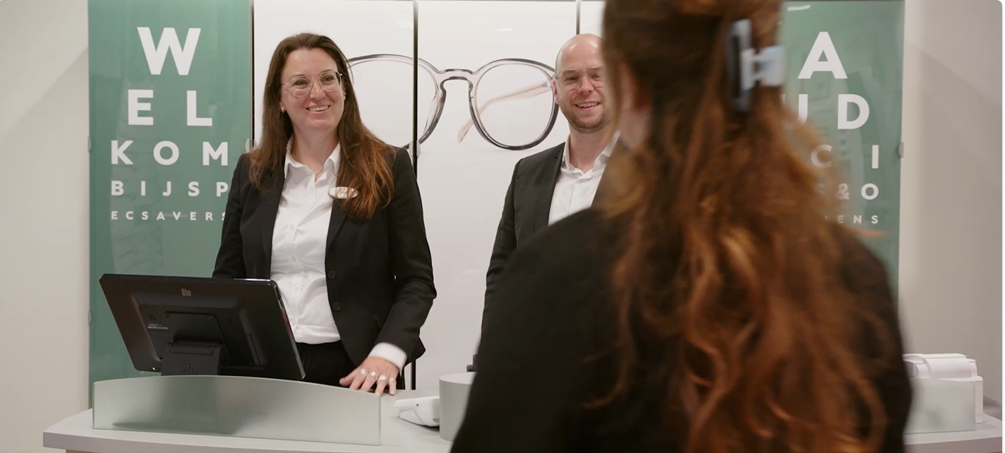 Butiskmedejere kan fx være optikere eller salgsassistenter, her ses de glade medarbejdere der har in