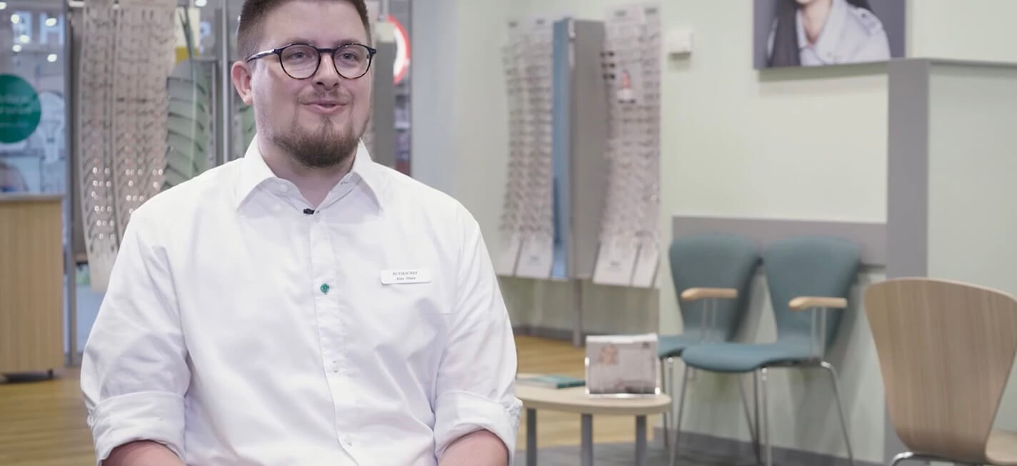 En ung man i en Specsavers-butik