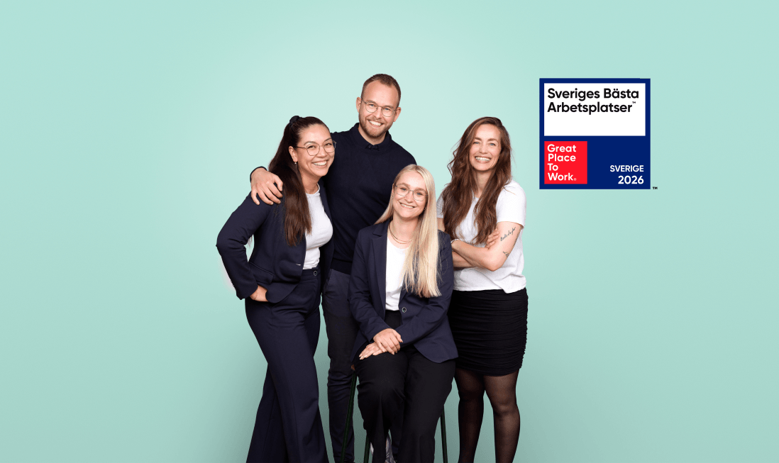 En grupp människor som ler och njuter av varandras sällskap.