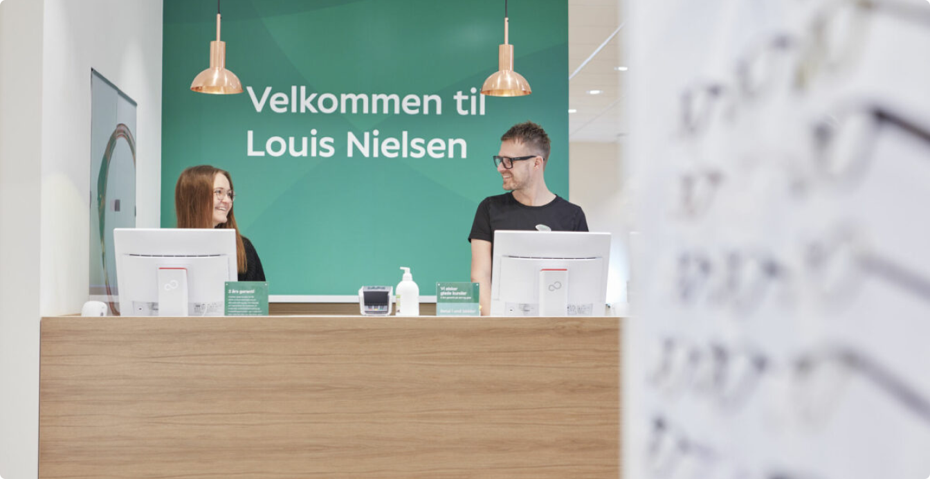 To medarbejdere der har indgået et partnerskab om en Specsavers butik. 