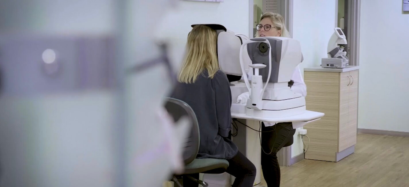Butiskmedejere kan fx være optikere eller salgsassistenter, her ses de glade medarbejdere der har in