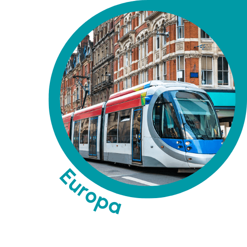 Um bonde moderno é visto viajando por uma cidade europeia, cercado por edifícios históricos com detalhes arquitetônicos complexos. O bonde é branco com detalhes em azul e vermelho e está se movendo ao longo de uma rua ladeada por estruturas de tijolos mais antigas. A imagem é emoldurada por um círculo azul-esverdeado, com a palavra “Europa” escrita abaixo em texto azul-esverdeado, enfatizando o contexto europeu da cena.