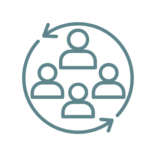 Um ícone que representa quatro pessoas dentro de uma seta circular, representando trabalho em equipe, colaboração e melhoria contínua. A seta circular sugere um processo ou ciclo contínuo envolvendo o grupo.