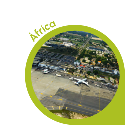 Uma imagem circular com uma borda verde mostrando uma vista aérea de um aeroporto na África. A imagem mostra uma pista de pouso com vários aviões estacionados perto do terminal, cercados pela infraestrutura do aeroporto e edifícios próximos. O plano de fundo inclui uma estrada que leva a uma paisagem urbana com vegetação e várias estruturas. O texto “África” está escrito em verde, curvando-se ao longo da borda superior esquerda do círculo, indicando o contexto africano da cena.