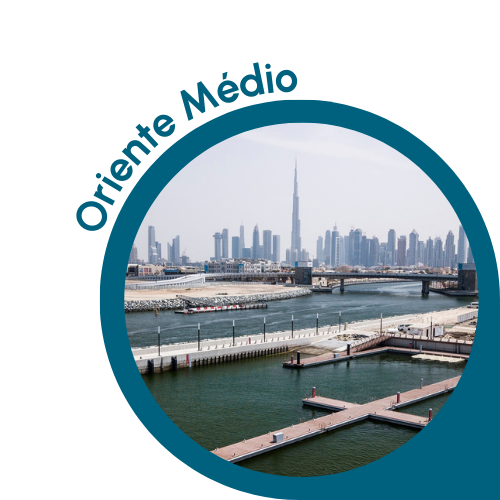 Uma imagem circular com uma borda azul-petróleo que mostra uma vista panorâmica de Dubai, com o icônico Burj Khalifa elevando-se acima do horizonte da cidade. O primeiro plano inclui uma marina com docas e barcos, e o plano de fundo exibe arranha-céus modernos sob um céu claro. O texto “Oriente Médio” está escrito em azul-petróleo, curvando-se ao longo da borda superior esquerda do círculo, indicando o contexto do Oriente Médio da cena
