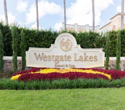 Sign of westgate resorts with a garden