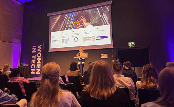 En Tietoevry kollega som håller i ett seminarium under Women In Tech