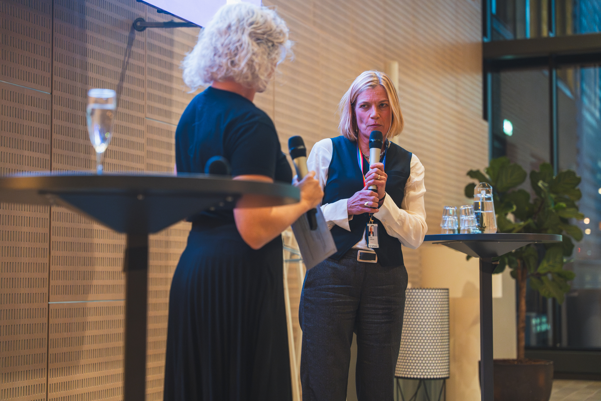 Två kvinnor som pratar på scen