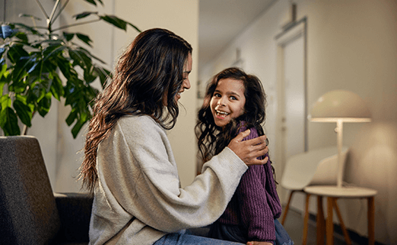 En kvinna och ett barn i ett väntrum