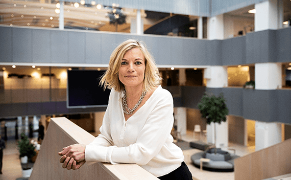 Anna, chef på Tietoevry, som ler mot kameran.