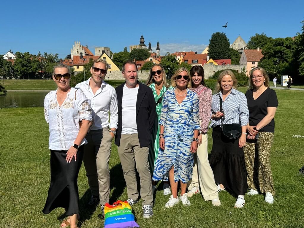 People standing in a nice environment smiling