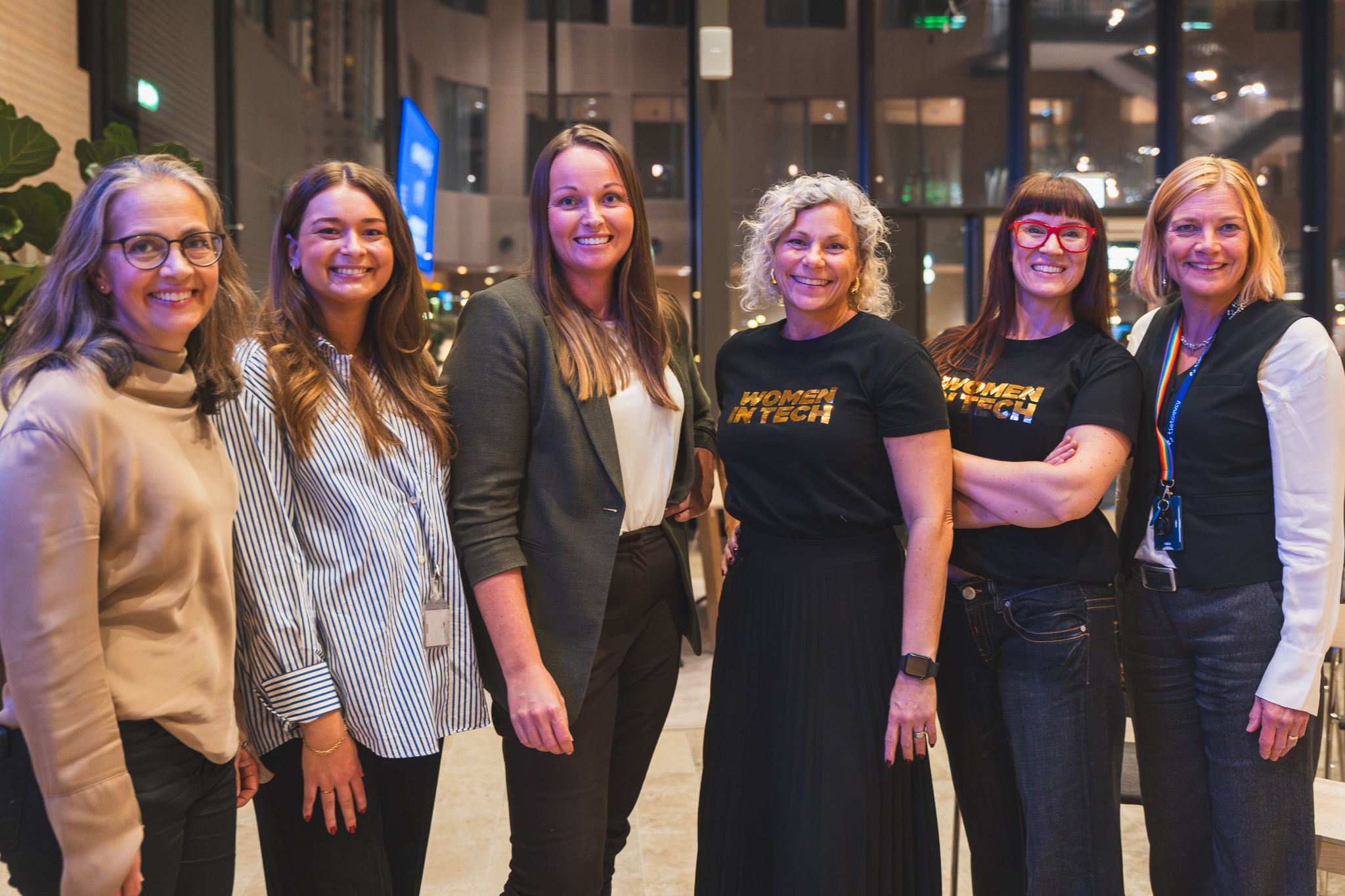 Kvinnor som ler mot kameran