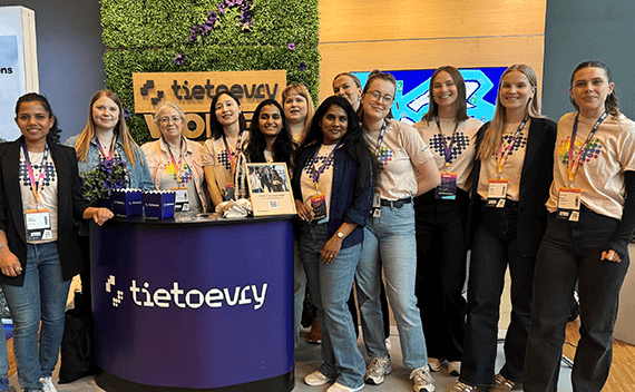 Kollegor ståendes i Tietoevry's monter på Women In Tech i Stockholm