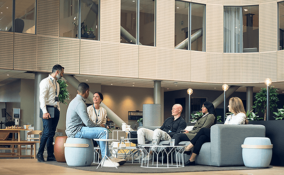 Ett gäng kollegor som sitter och pratar på ett av Tietoevrys kontor