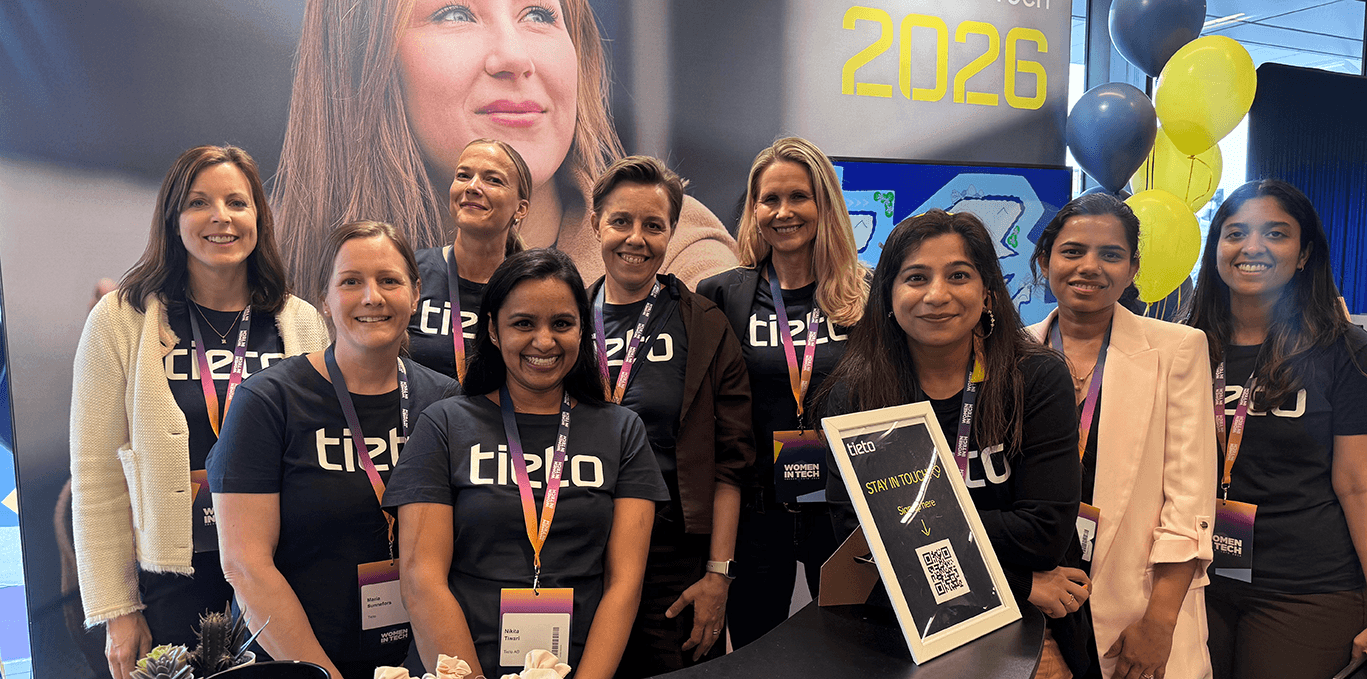 Kollegor ståendes i Tietoevry's monter på Women In Tech i Stockholm