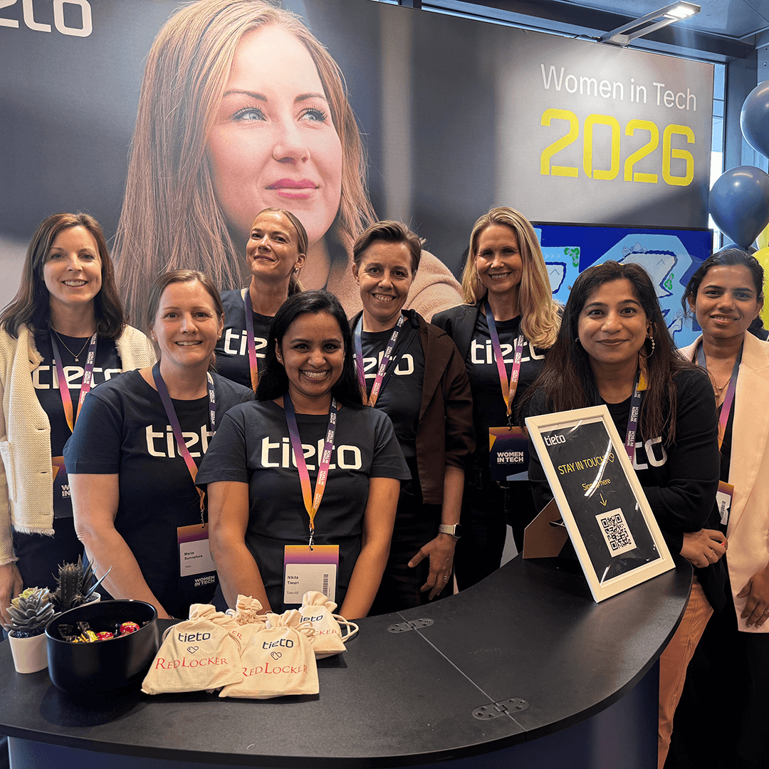 Kollegor ståendes i Tietoevry's monter på Women In Tech i Stockholm
