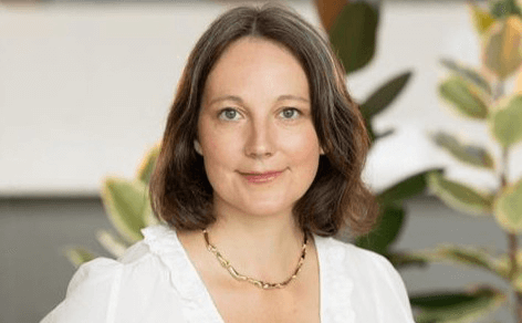 Susanne, chef på Tietoe, som ler mot kameran.